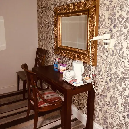 לינה וארוחת בוקר Killarney Inn 3*