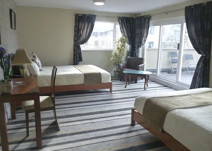 לינה וארוחת בוקר Killarney Inn 3*